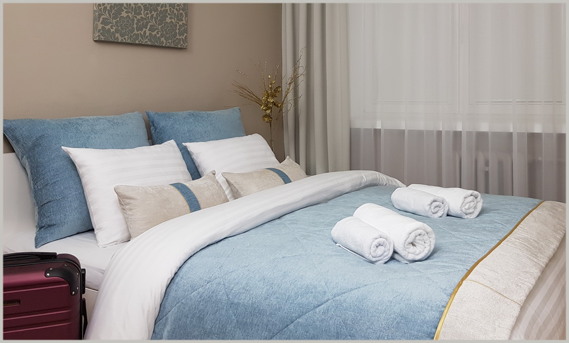 Pokój wzorcowy w hotelu.